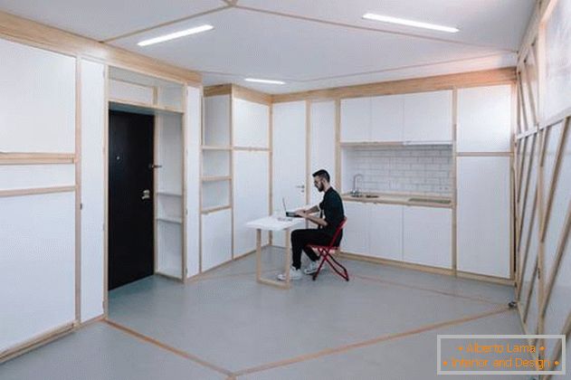 Area di lavoro in un appartamento con pareti mobili