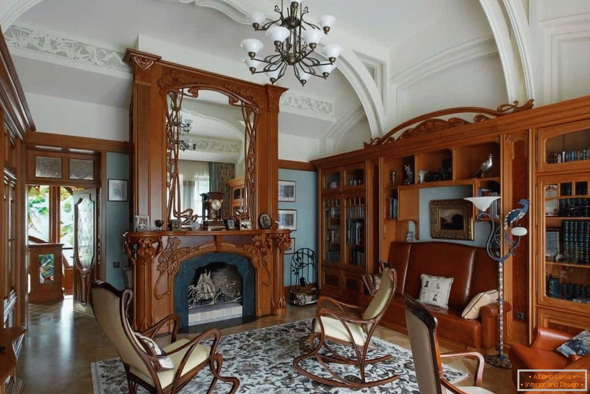 Una sala con librerie e un caminetto in stile art nouveau