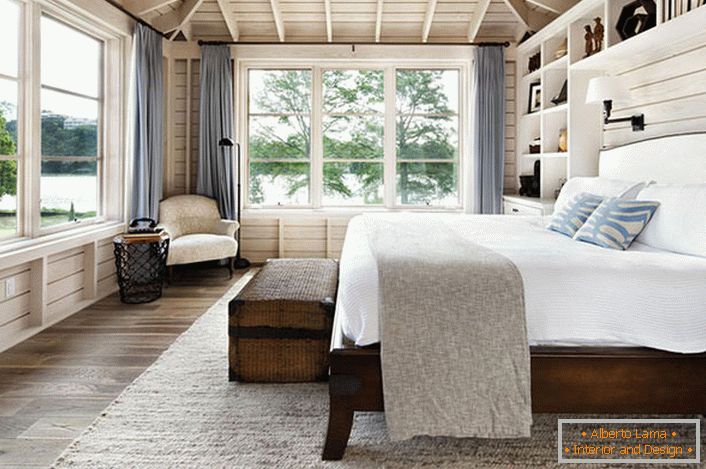 Una camera da letto in stile scandinavo con un grande letto matrimoniale in legno nella casa di un uomo d'affari francese.