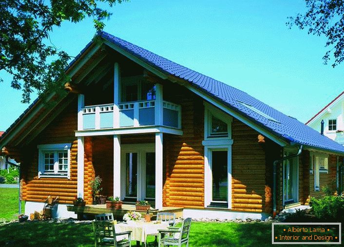 Casa scandinava fatta di casa di tronchi - la variazione più comune degli immobili suburbani. L'esterno attraente in combinazione con un prezzo relativamente basso di costruzione rende le case in stile scandinavo popolari e richieste.