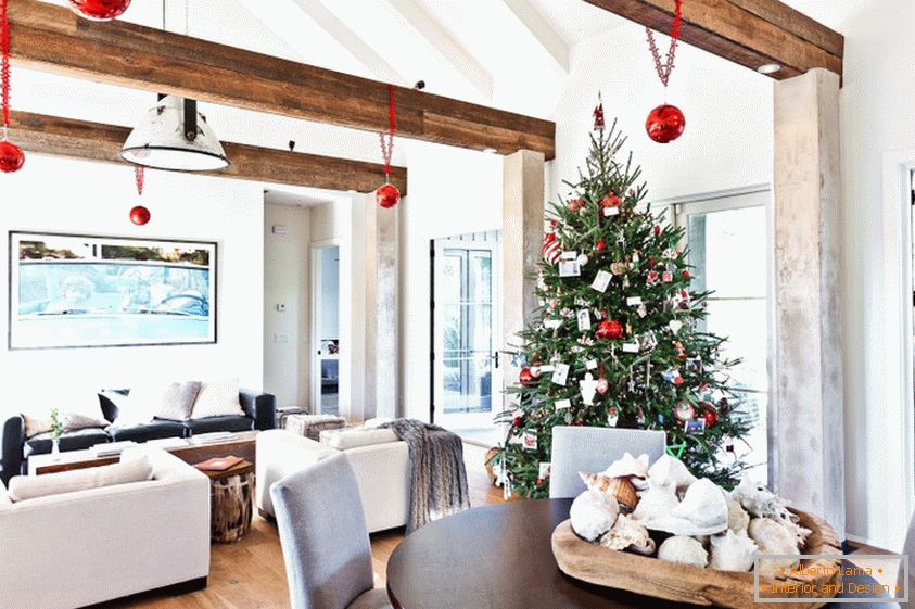 Decorazione classica di un albero di Natale per il nuovo anno