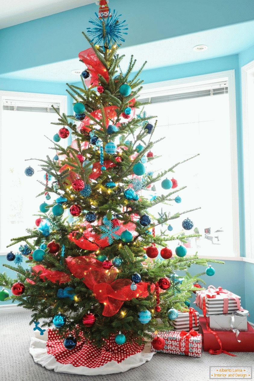 Decorazione dell'albero di Natale nei colori blu e rosso