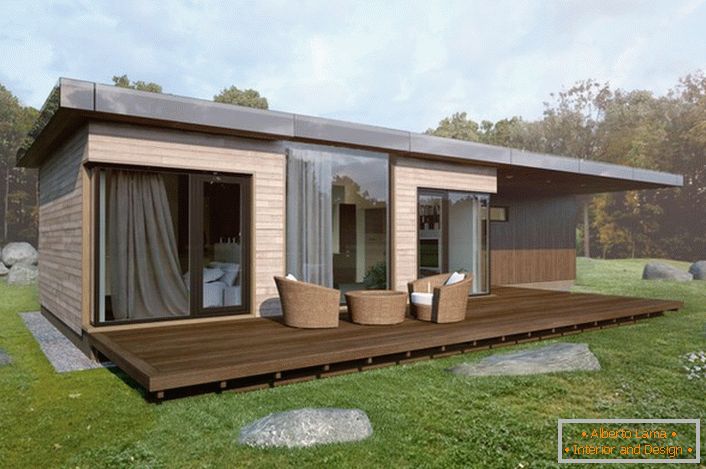 Casa modulare con una piccola veranda aperta in Spagna. 