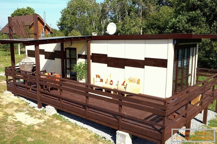 Una insolita casa modulare fuori città è adatta per il riposo in estate e in inverno.