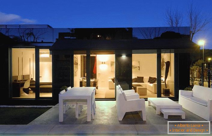 Il design elegante della casa modulare si presenta organicamente con un cortile ben progettato. 