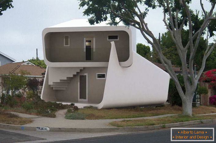 L'insolito design della casa modulare a due piani attira l'attenzione. Il design della casa è adatto per vivere tutto l'anno. 