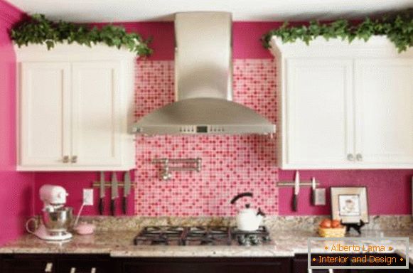 Pareti rosa e mobili bianchi e neri in cucina