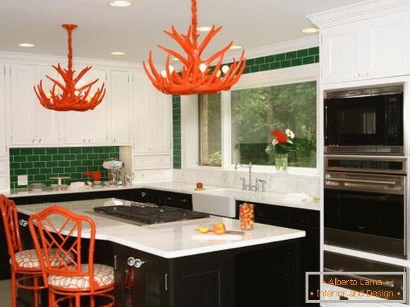 Cucina con pareti verdi e decorazioni rosse