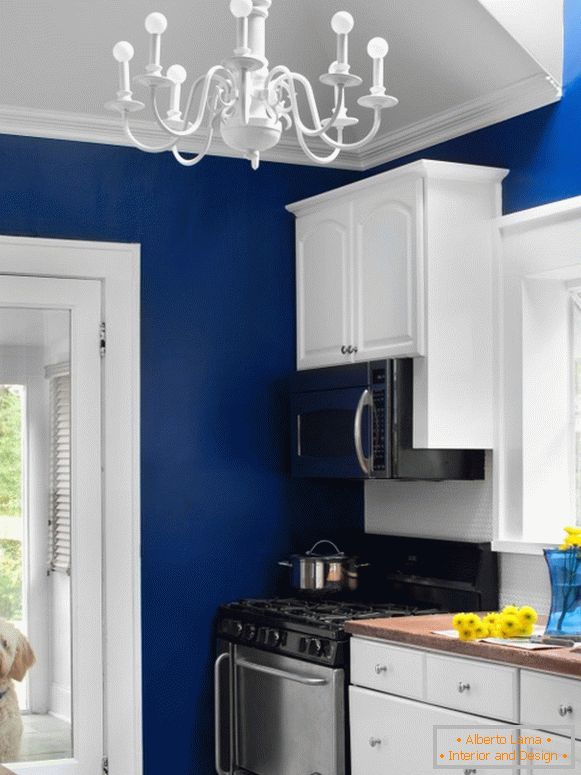 Cucina con pareti blu brillante