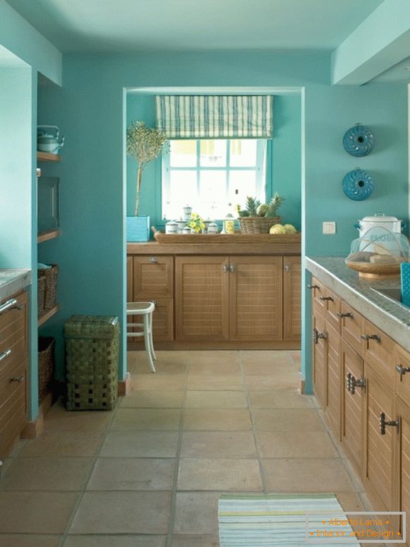 Cucina con pareti e soffitto blu