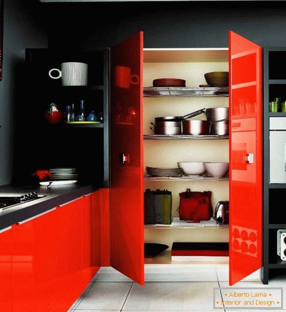 Pareti nere e mobili rossi nel design della cucina