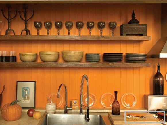 Design della cucina con pareti arancioni