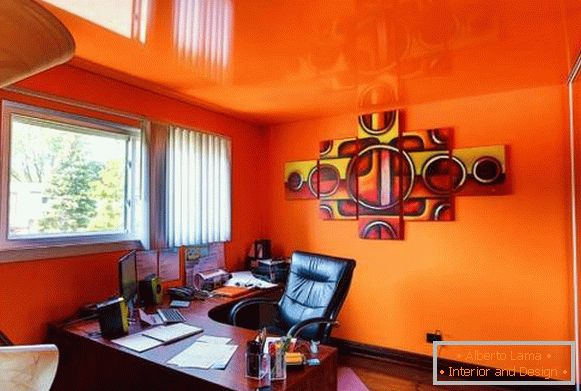 Interni luminosi con un soffitto teso di colore arancione