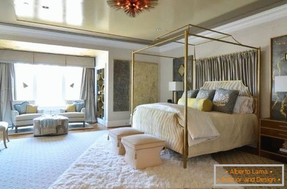 Elegante soffitto teso con effetto metallico nel design della camera da letto