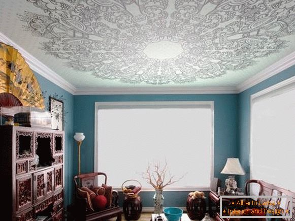 Progettazione di una stanza con un soffitto teso blu con una foto modello stampato 2016