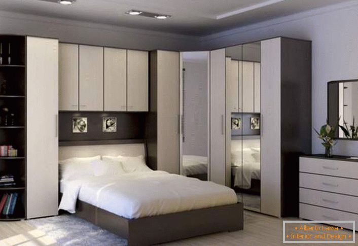 La mobilia modulare della camera da letto combina vantaggiosamente funzionalità e aspetto attraente.