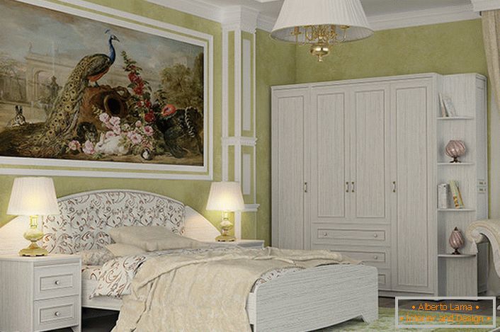 Un'elegante suite bianca progettata per la camera da letto in stile country. Una caratteristica notevole degli interni è una grande immagine.