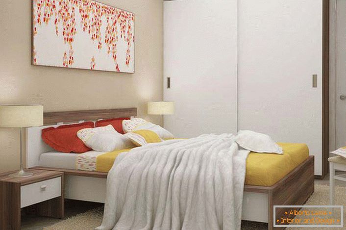 Arredamento modulare laconico e funzionale è la scelta giusta per una piccola camera da letto.