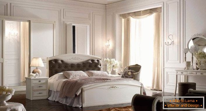 Per decorare la camera da letto in stile Art Deco, sono stati utilizzati mobili modulari. Il letto con una testiera morbida è al centro della composizione.