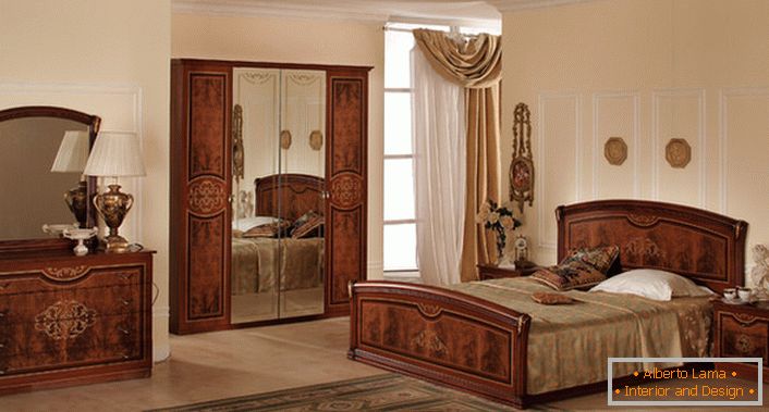 I mobili modulari per una camera da letto classica sono abbinati nel modo più corretto possibile. 