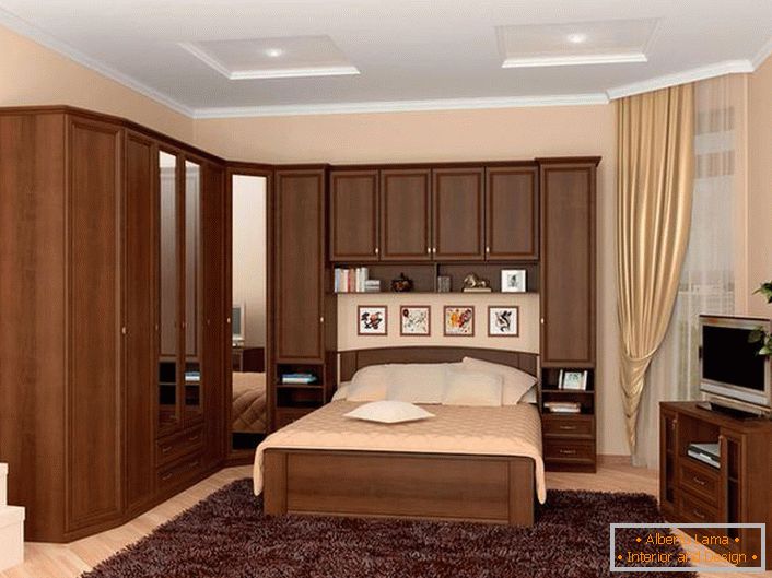 Una soluzione pratica per la sistemazione della camera da letto è una suite modulare che corre sul letto. Risparmio di spazio efficace.