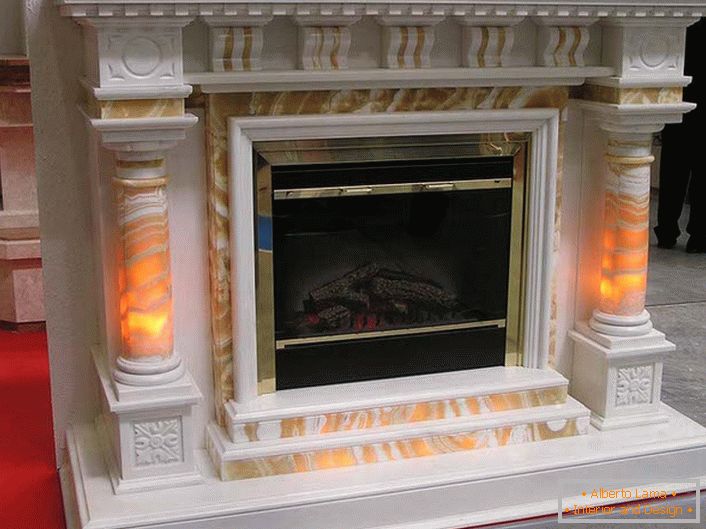 Caminetti in marmo come un'opera d'arte nei lussuosi interni in stile Art Nouveau. 