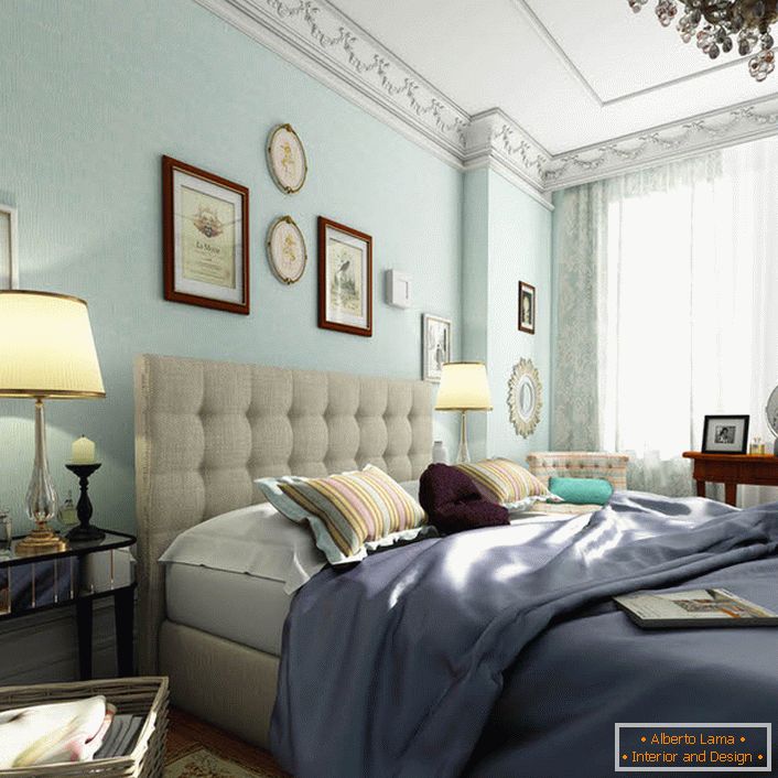 La camera da letto in stile inglese è decorata in tenui colori blu. I colori pastello danno l'effetto di espansione visiva dello spazio. 