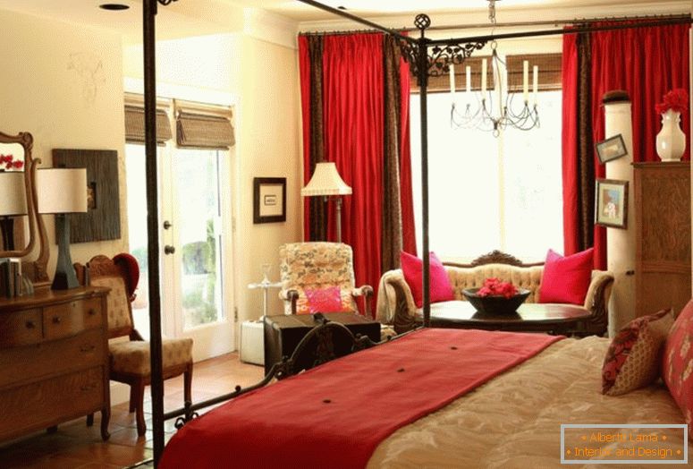 tradizionale-master-camera da letto-mobili-con-rosso-cortina-antico-specchio-e-table-lampada-esclusive-piastrelle-pavimenti-best-giallo chiaro pittura-colore-lettini-classico-elegante--wall- design-idee