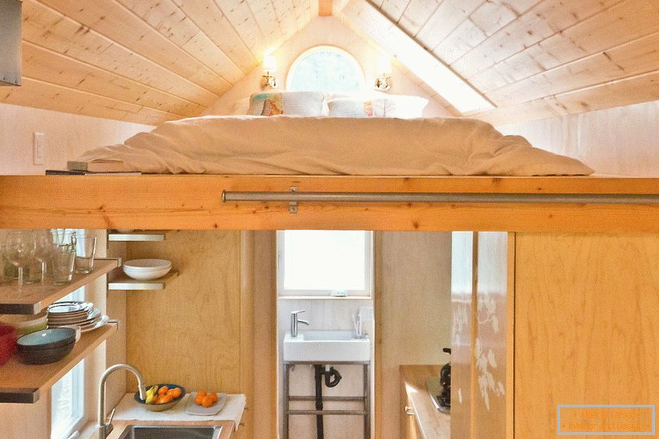 Cucina e camera da letto in un piccolo cottage