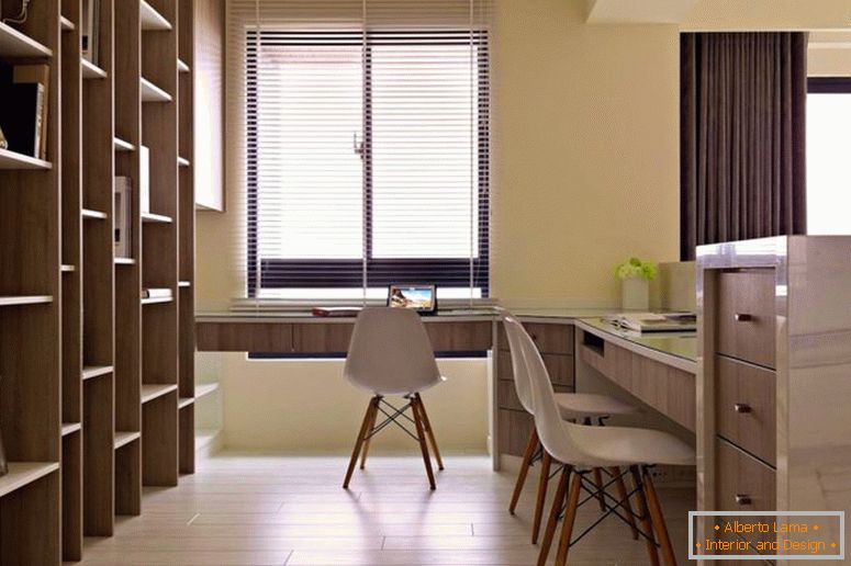 bell'aspetto-design-office-interior-idee-Crema-muro-pittura-colore-l-forma-di computer-scrivania-legno-grandi-stoccaggio-rack-petto-di-cassetti-vetro-windows-con-tende- bianco-grigio-marrone-laminato