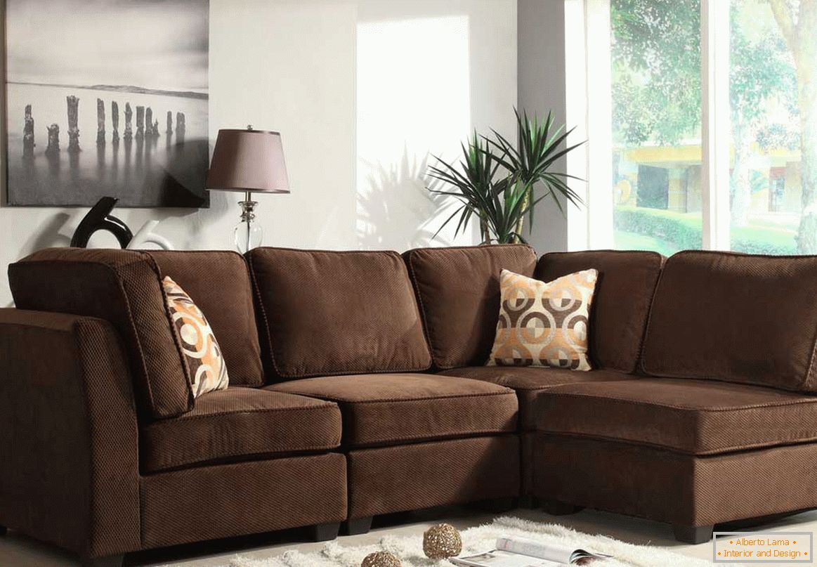 Un semplice divano ad angolo marrone