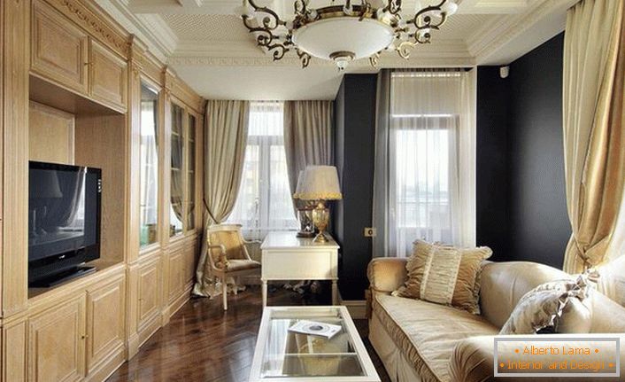 Camera per gli ospiti in stile impero. Il designer è riuscito a creare un soggiorno esclusivo e lussuoso in una semplice stanza di piccole dimensioni.