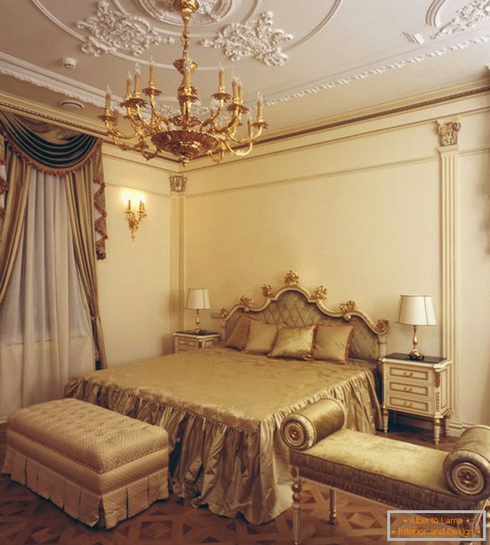 Camera da letto in stile impero. Il design interno sobrio rende la stanza luminosa, spaziosa e non ingombrante. 