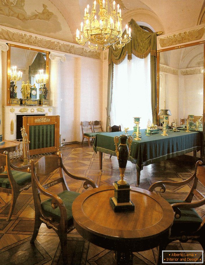 Sala da pranzo in stile Impero in un grande chalet nel sud della Francia.