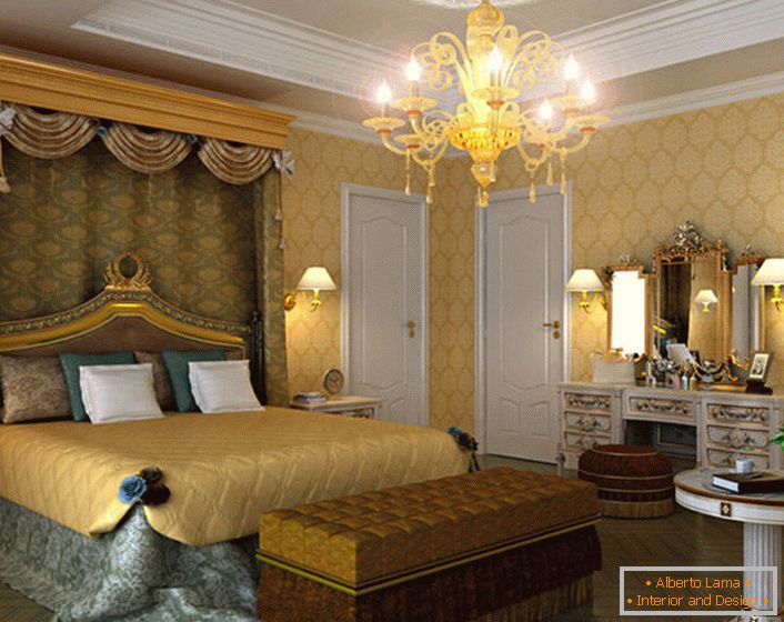 Una spaziosa camera da letto in stile Impero con illuminazione opportunamente selezionata. Sopra il letto è appesa una tettoia di tessuto costoso e pesante.