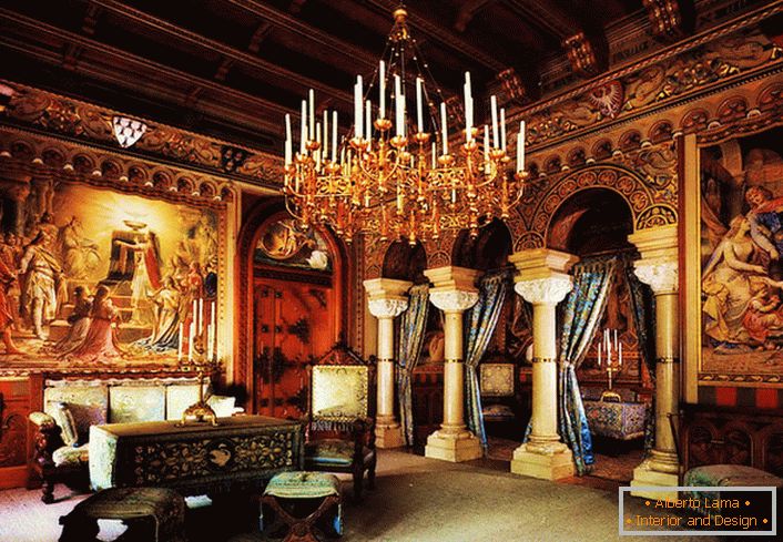 Un lampadario voluminoso con le candele si muove dagli ospiti della sala fino al secolo scorso. Palazzi reali con colonne e quadri d'arte conferiscono alla stanza ancora più pomposità.