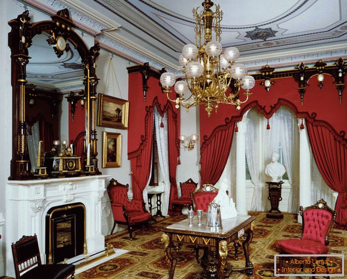 Nobile rosso nel design degli interni per persone eleganti che non hanno paura di distinguersi. L'espressione, lo stile pretenzioso indica un alto status del proprietario dell'abitazione.