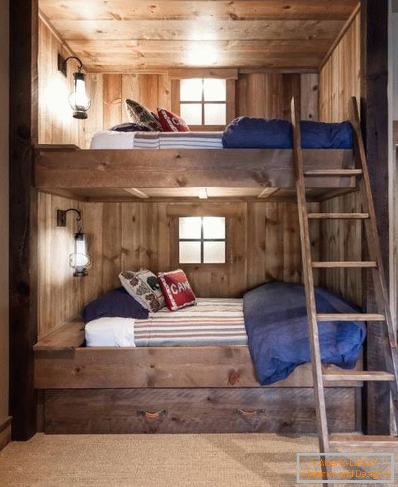 Accogliente letto a due piani in legno