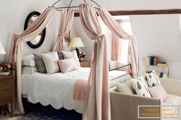Bella camera da letto in tonalità crema