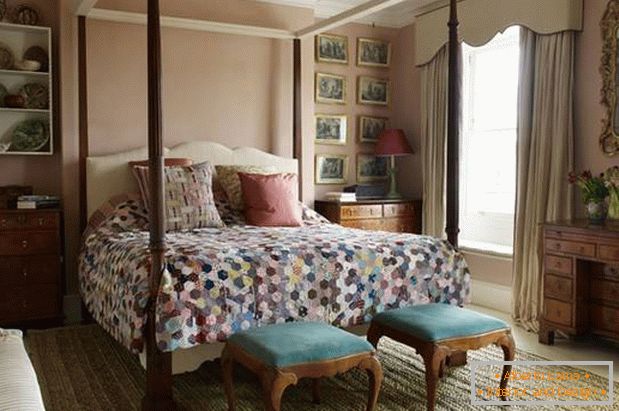 Grande camera da letto con un letto antico