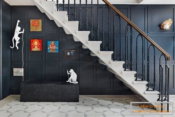 Scale eleganti al secondo piano in una casa privata - foto nell'interno