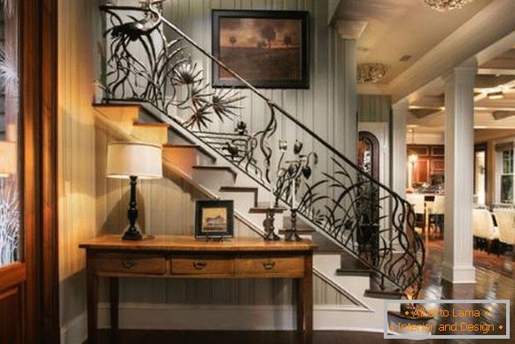 Bella ringhiera forgiata per le scale in casa - una foto con idee
