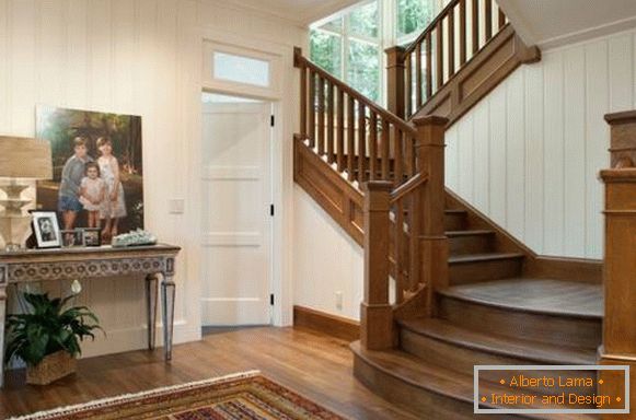 Sala con una scala in legno in una casa privata - foto