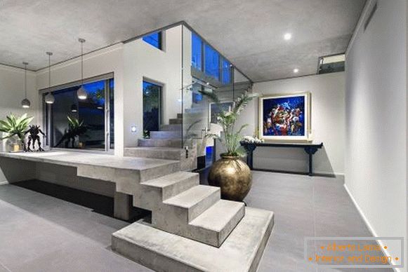 Casa moderna con una scala di cemento al secondo piano