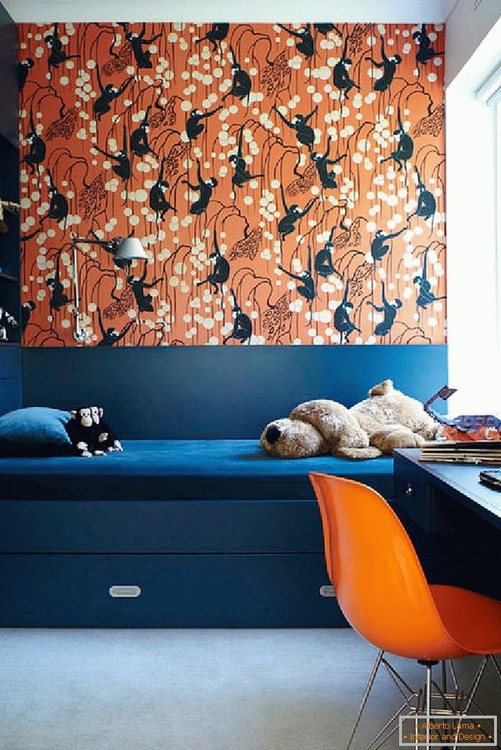 rotelle-bed-in-blu marino-e-deco-scimmie-in-biscotti-by-de-Gournay-wallpaper-per-le-vivaci-kids-room