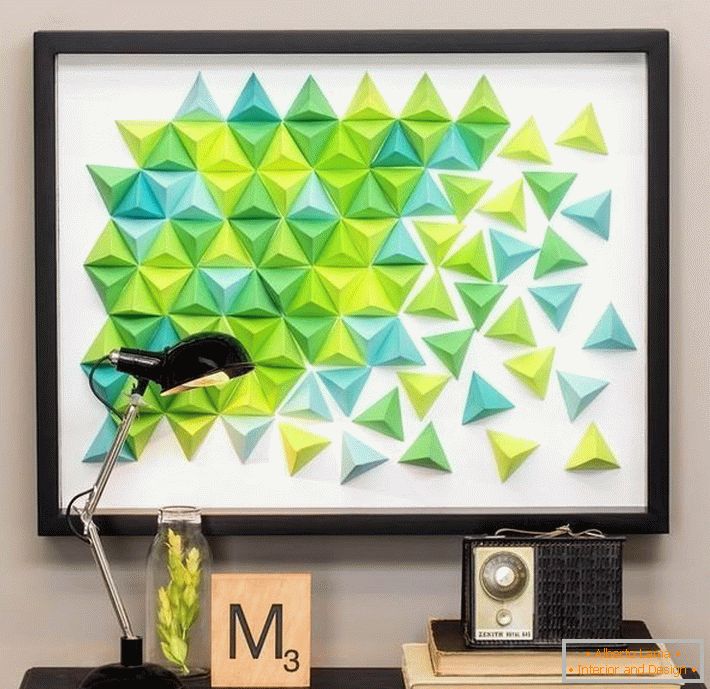 Un pannello di origami di triangoli colorati
