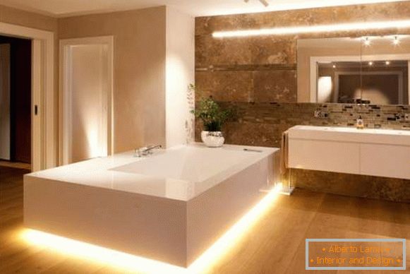 Bel design del bagno con retroilluminazione a LED integrata