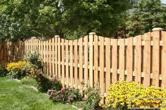 recinzioni in legno per una foto di casa privata
