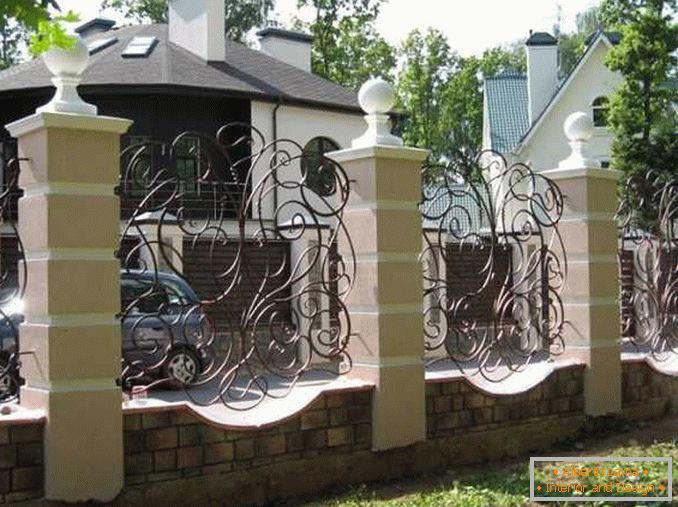 ворота и recinti per una casa privata фото
