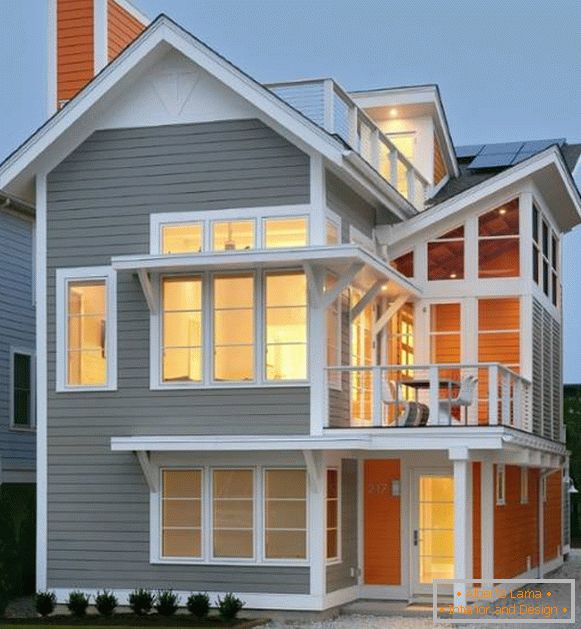 La facciata moderna di una casa privata nei colori grigio e arancio